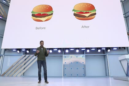 Sundar Pichai, CEO de Google, en la conferencia inaugural de la reunión anual de la compañía; el orden correcto de los ingredientes en el emoji de la hamburguesa fue motivo de burla el año pasado