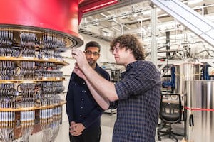 Sundar Pichai (CEO de Google) y Daniel Sank con una de las computadoras cuánticas de Google, en 2019