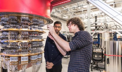 Sundar Pichai (CEO de Google) y Daniel Sank con una de las computadoras cuánticas de Google, en 2019