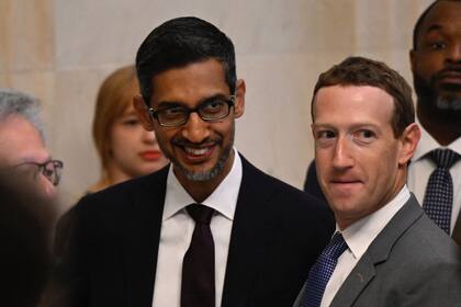 Sundar Pichai, CEO de Google, y Mark Zuckerberg, CEO y fundador de Facebook (ahora Meta), hace unos días en Washington; entre ambos controlan la publicidad online en Occidente