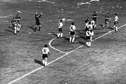 Suñé aprovecha la distracción de River y patea. Será gol