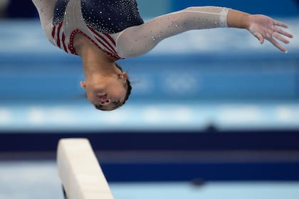 Sunisa Lee, de Estados Unidos, participa en las pruebas de gimnasia