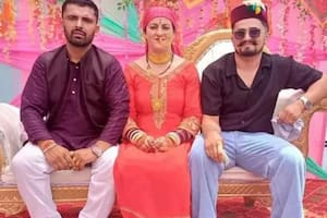 Sunita C con sus esposos Kapil N y Pradeep N