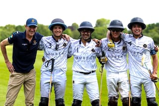 ¿Lo mató una abeja o fue un infarto? La insólita tragedia de un magnate en un partido de polo en Inglaterra