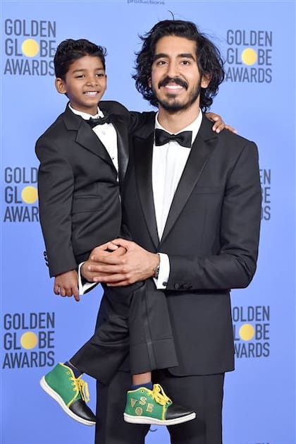 Sunny Pawar y Dev Patel, en la fiesta de los Globo de Oro, en enero pasado
