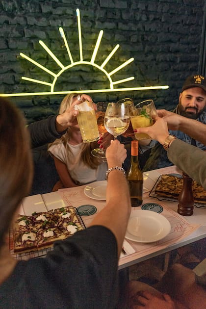 Sunny se propone como un punto de encuentro con amigos en el marco de una una experiencia gastronómica singular