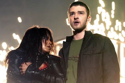 Janet Jackon se cubre el pecho en el Super Bowl en 2004, después de que Justin Timberlake la dejara al desnudo