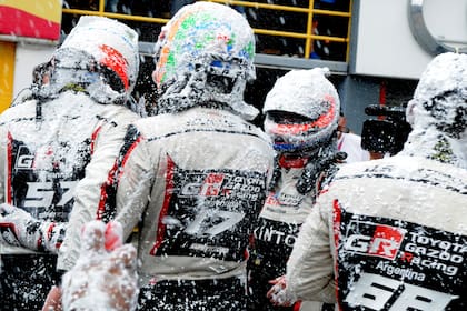 Franco Vivian (57), Matías Rossi (17), Rubens Barrichello (de frente y con casco) y Julián Santero, los cuatro pilotos de Toyota Gazoo Racing Argentina celebran el título del Misil y la conquista del campeonato de equipos