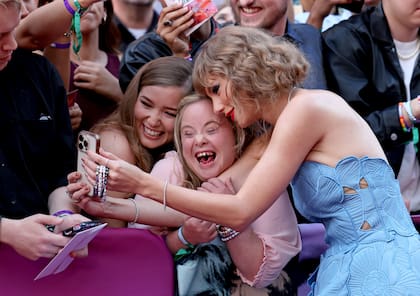 Súper amorosa, la propia Taylor fue la encargada de sacar las selfies y recorrer de principio a fin las vallas para que todos se vayan con un recuerdo