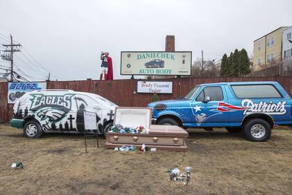 Un simulacro conmemorativo armado con un ataúd para los Philadelphia Eagles un equipo fallecido a lo largo de la Ruta 1A en Boston, Massachusetts.