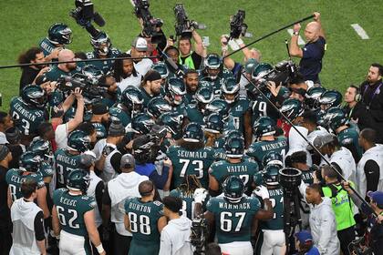 Las Aguilas de Filadelfia se agrupan antes del inicio del Super Bowl LII contra los New England Patriots