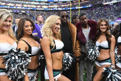 Porristas y raperos posan antes del comienzo del Super Bowl 2018 la final Patriots vs. Eagles