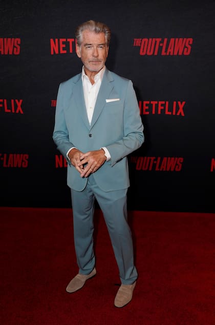 Súper elegante, Pierce Brosnan posó ante los flashes antes de entrar a la proyección de su nuevo film en the Regal LA Live Theaters en Los Ángeles