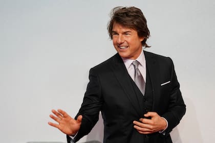 Súper elegante, Tom Cruise aterrizó con la premiere de Misión Imposible 7 en Medio Oriente; el galán eligió un traje de tres piezas que combinó con una camisa blanca y corbata gris