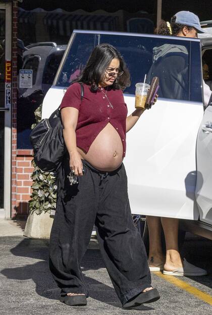 Súper embarazada, Vanessa Hudgens lució su pancita mientras disfrutaba de un desayuno junto a su familia. La protagonista de High School Musical está esperando su segundo hijo con su esposo, el jugador de MLB Cole Tucker