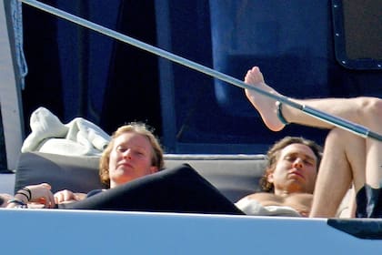 Súper relajada, Gwyneth Paltrow fue capturada tomando sol en su lujoso yate en Barbados junto a su esposo, el guionista de televisión estadounidense Brad Falchuk