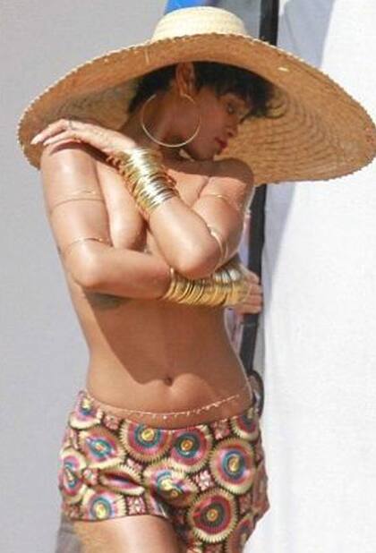 Super sensual, Rihanna se animó a mostrar sus pechos en Brasil