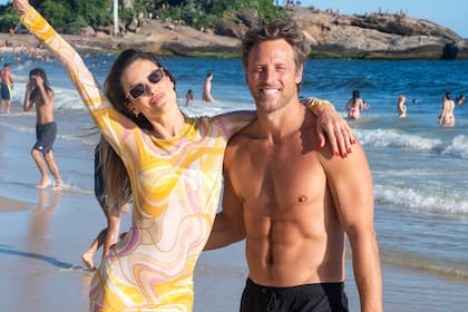 Súper sonrientes, la pareja se dejó fotografiar durante su extensa caminata por la playa y saludó a todos los que los reconocían al pasar