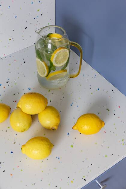 Superficie horizontal en Polygood® blanco que simula un terrazzo. Este material es impermeable, durable y totalmente reciclable al final de su vida útil