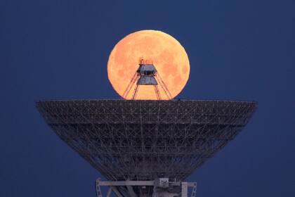 La luna se recorta con una antena de radio en Crimea