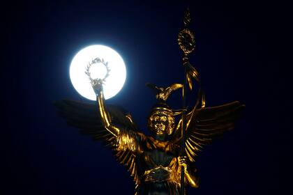 "Luna de nieve" la llamaban las antiguas tribus nativas de Estados Unidos tenía ese nombre por las fuertes nevadas del hemisferio norte. La luna reflejada en el Golden Victoria de Berlín, Alemania