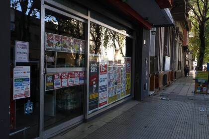 Supermercado cerrado por el corte de luz en calle Mitre a metros de Medrano