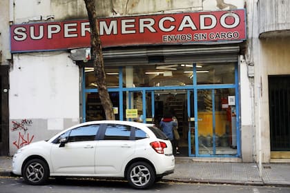 Supermercado chino en José Evaristo Uriburu 1141 entre Av. Santa Fe y Arenales