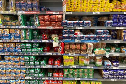 Supermercados: góndola panes. pan lactal Fargo, Bimbo y otros