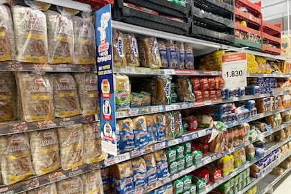Supermercados: góndola panes. pan lactal Fargo, Bimbo y otros