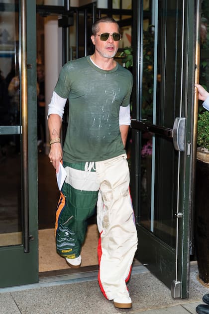 Superposición de remeras (la de arriba tiene efecto de manchas de pintura) y baggy patchwork de Greg Lauren para caminar por Manhattan.