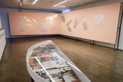 "Supersignos" alucinatorios y una mesa con material archivo de los proyectos de Alicia Herrero