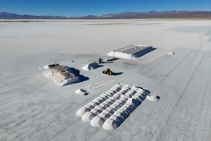 Suplemento Economía de domingo -
Vista aérea del salar de Salinas Grandes, provincia de Jujuy, Argentina, el 2 de julio de 2024. El noroeste argentino, junto con Chile y Bolivia, conforma el llamado "triángulo del litio", una zona que podría contener más de la mitad del litio mundial, según los expertos. En 2023, Argentina se ubicó como el cuarto mayor productor mundial, detrás de Australia, Chile y China, según datos del Servicio Geológico de Estados Unidos. (Foto de LUIS ROBAYO / AFP)
