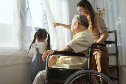 Supone un reto cuidar a dos generaciones y, al mismo tiempo, seguir siendo parte de la población activa