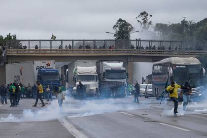 La policía antidisturbios despeja un bloqueo realizado por simpatizantes del presidente Jair Bolsonaro en la carretera Castelo Branco, en las afueras de San Pablo, Brasil, el 2 de noviembre de 2022