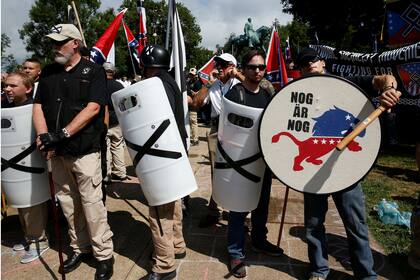 Supremacistas blancos con antorchas en mano en Charlottesville, Virginia, en 2017:¿