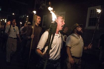 Supremacistas blancos en Charlotesville cantando "los judíos no nos reemplazarán", en 2017
