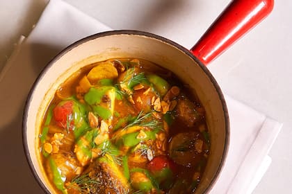 Suquet de pescado de roca y gamba roja con verduras de temporada en Habitual.