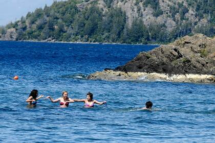 Sur: los turistas se animan al agua fría en Playa Serena, a 12 kilómetros de Bariloche