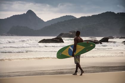 Surf, una las actividades preferidas en muchas playas de Santa Catarina