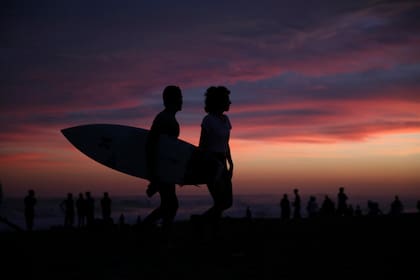 Surf, unos de los deportes preferidos entre los jóvenes que eligieron pasar sus vacaciones en Chapadmalal