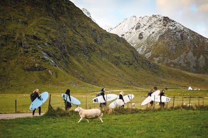 Surfistas disfrutan de la inmensidad de Unstad, en las Islas Lofoten, al norte del país