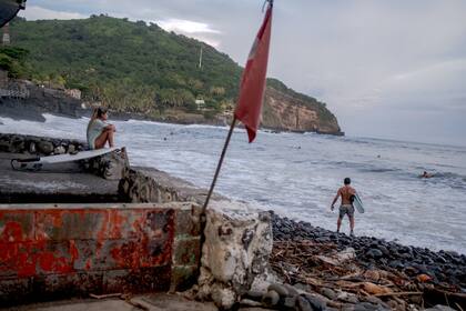 Surfistas en El Zonte, la primera ciudad en El Salvador que adoptó el bitcoin en 2019