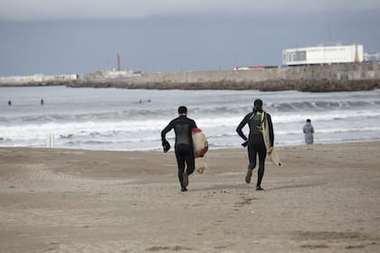 Los surfers protestaron contra la restricción impuesta para practicar el deporte