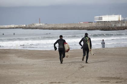 Los surfers protestaron contra la restricción impuesta para practicar el deporte 