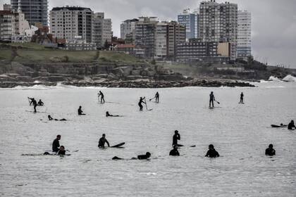 Hace 100 días que los amantes de los deportes en el mar no pueden ni siquiera pisar la paya en Mar del Plata