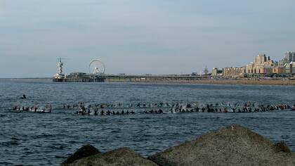Surfistas homenajearon al inventor del traje de neoprene, Jack O`Neill.