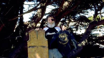 Surfistas homenajearon al inventor del traje de neoprene, Jack O`Neill.