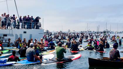 Surfistas homenajearon al inventor del traje de neoprene, Jack O`Neill.