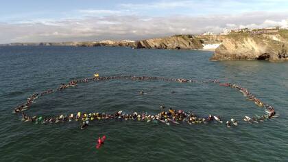 Surfistas homenajearon al inventor del traje de neoprene, Jack O`Neill.