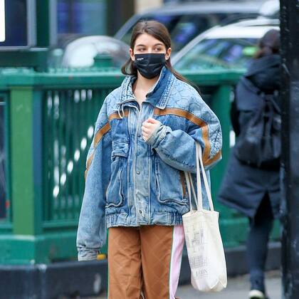 Suri Cruise, quien sigue marcando tendencia con sus looks, de compras en la ciudad de Nueva York